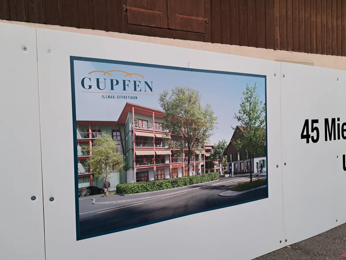 Altes Bauernhaus mit Bauzaun drumherum